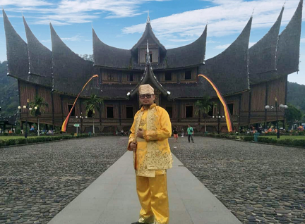 Pose Moment Kenangan Kepala SMK TRI DHARMA 3 KOTA BOGOR